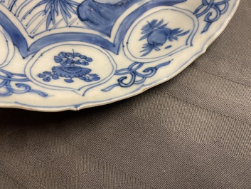 Un plat et deux assiettes en porcelaine de Chine en bleu et blanc de type kraak &agrave; d&eacute;cor de canards, Wanli